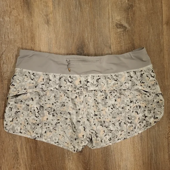 Lululemon Groovy Run Short Fleur Silver Spoon Size 10 - Picture 6 of 7